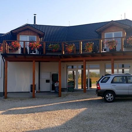 Penzion Conti Hotel Trencianska Tepla Exterior photo